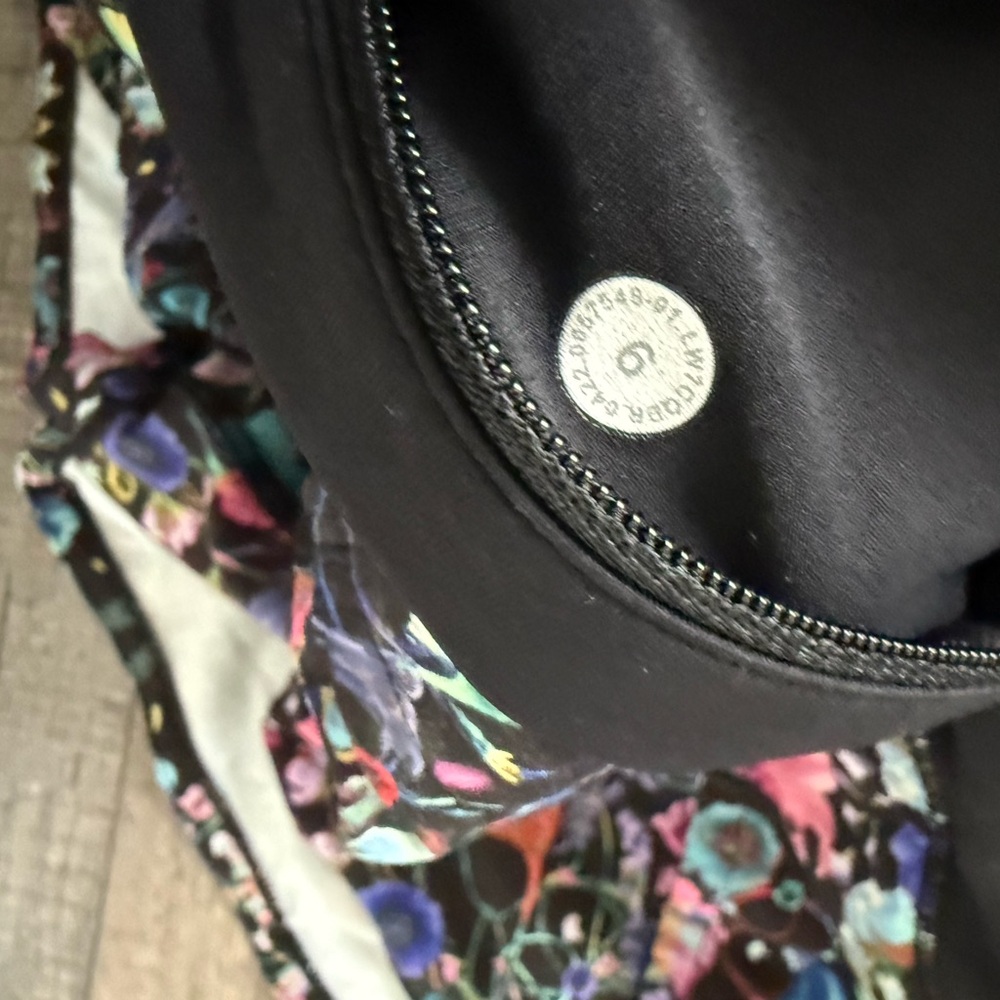 Like New Lululemon Floral Speed Shorts Size 6 - Picture 4 of 5
